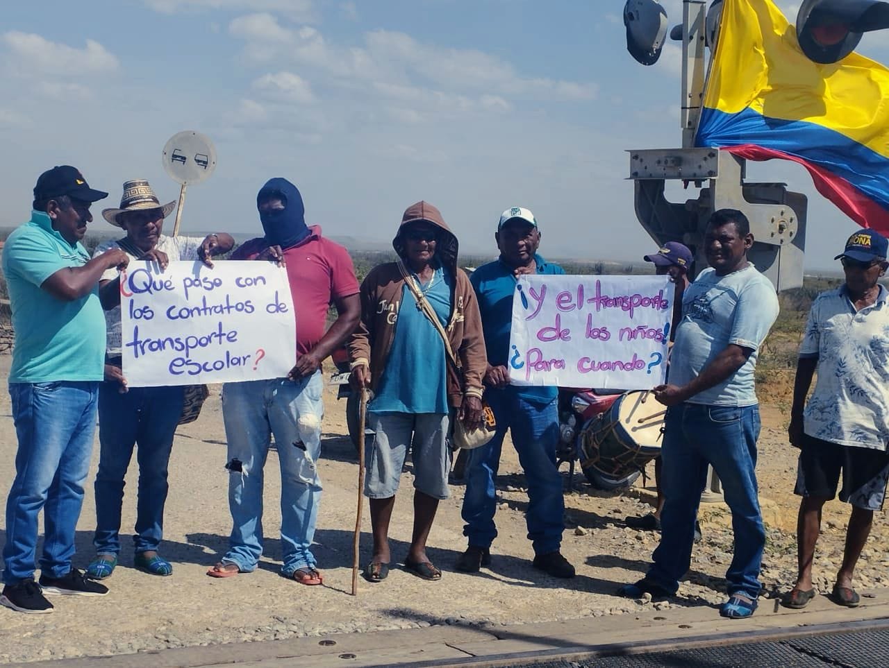 Comunidades indígenas bloquean la vía a Puerto Bolívar para exigir el