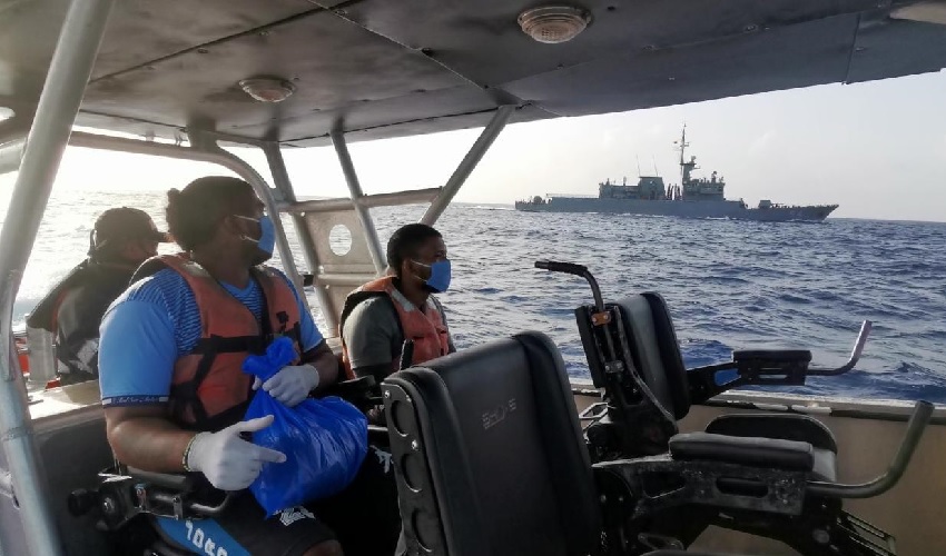 Armada de Colombia y autoridades nicaragüenses participan en el rescate de dos pescadores en altamar