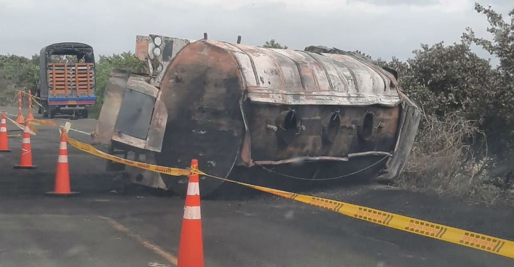 Camión cisterna cargado de combustible se volcó e incineró entre Ciénaga y Barranquilla