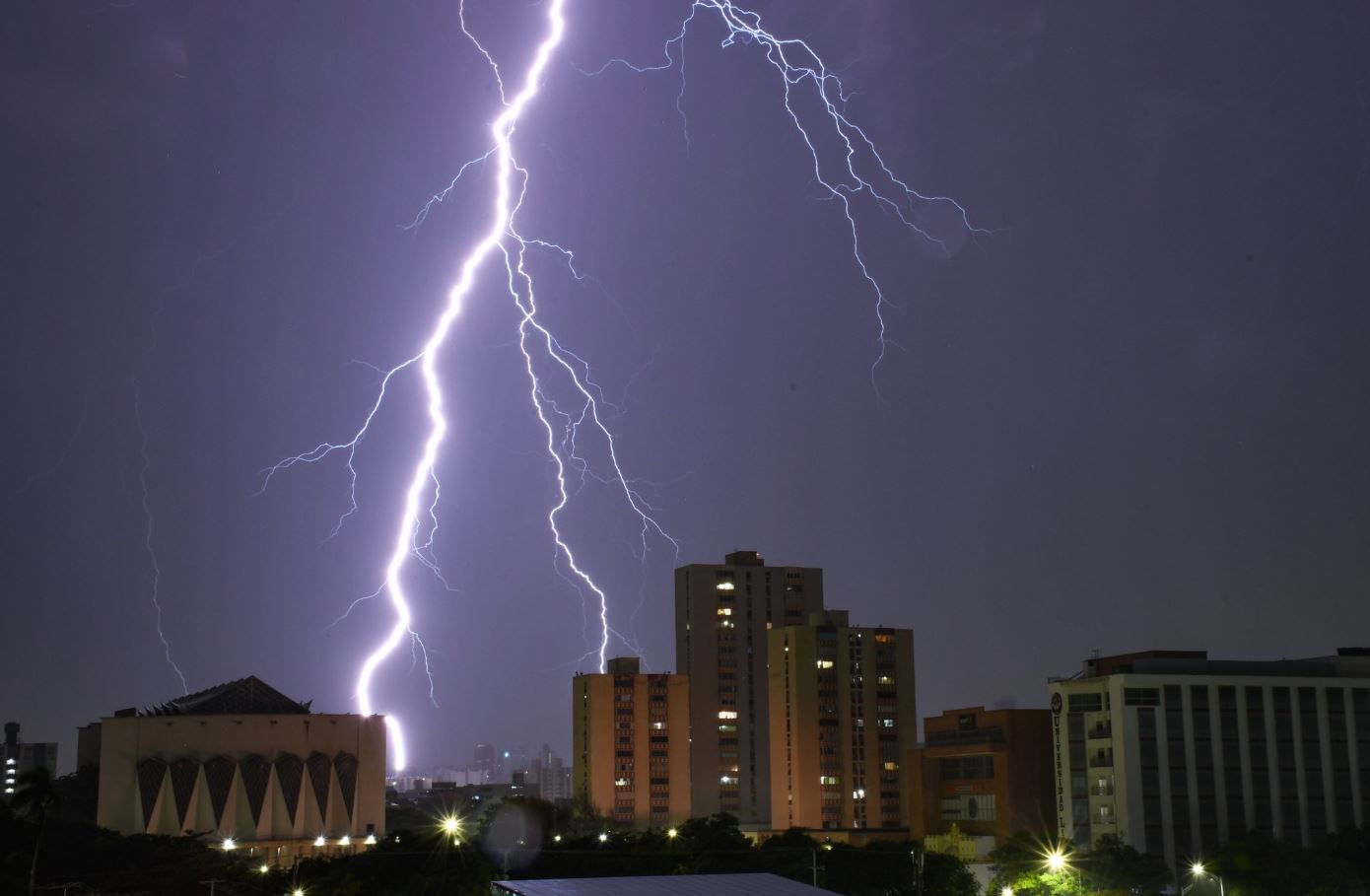 Así se registró en redes la impresionante tormenta eléctrica que cayó sobre Barranquilla