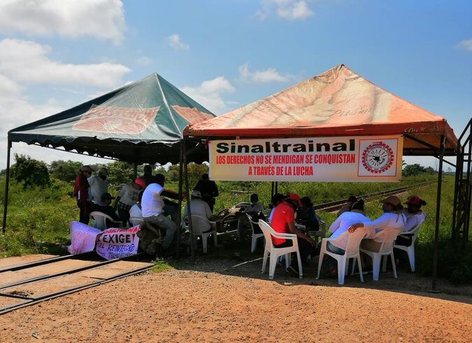 Trabajadores de Compass Group Services bloquean vía férrea en el Cesar
