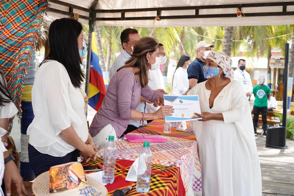 Artesanas guajiras formalizan sus emprendimientos para abrir nuevos mercados