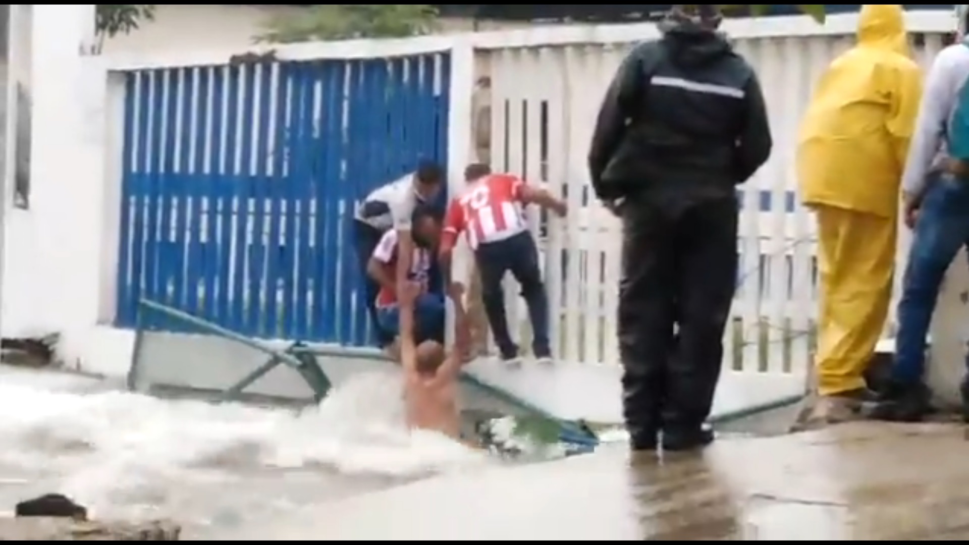(En Video) Así rescataron a un hombre de un peligroso arroyo en Barranquilla
