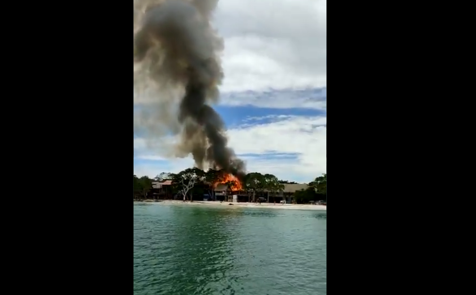 Incendió consumió quioscos en Playa Blanca, Cartagena