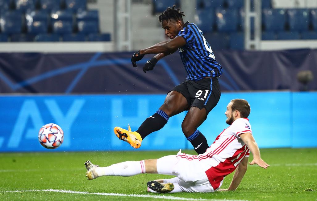 Duvan Zapata anota doblete y salva al Atalanta de la derrota ante Ajax
