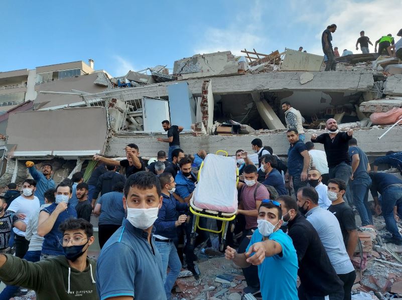 Las imágenes del terremoto y tsunami en el Mar Egeo: 14 muertos y 120 heridos