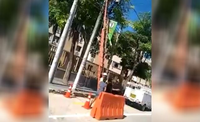 (Video) Mujer agrede a técnicos de Air-e que le iban a cortar la luz