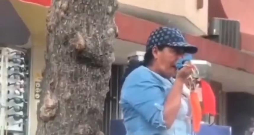 Comerciante informal se limpia la nariz con los tapabocas que ella misma vende