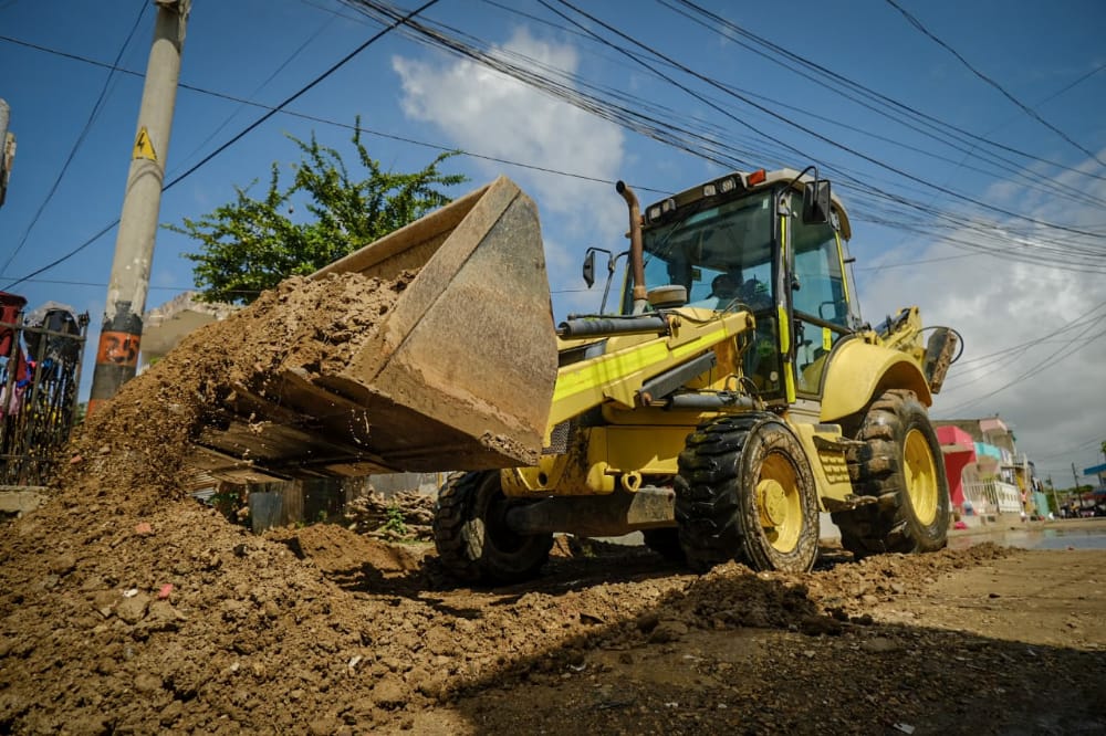 Remueven 40 metros cúbicos de tierra en la calle principal de El Reposo, en Cartagena