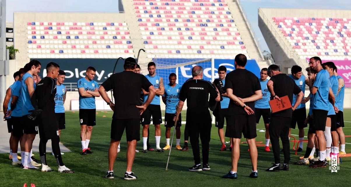 Uruguay se prepara para duelo ante Colombia con bajas en todas sus líneas