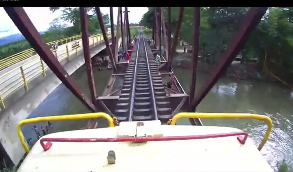 Arriesgando sus vidas, jóvenes se lanzan al río antes de ser alcanzados por el tren