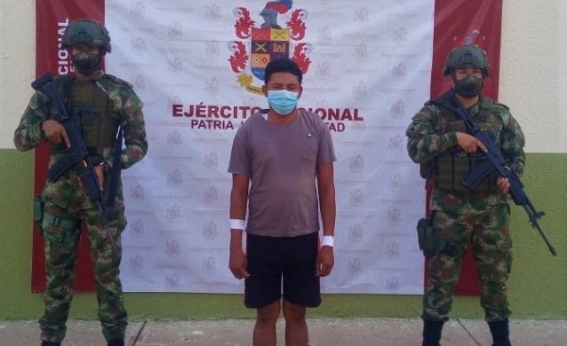 Delincuentes que instalaron retén militar falso en la vía Maicao – Albania se enfrentan al Ejército: Un muerto y un capturado