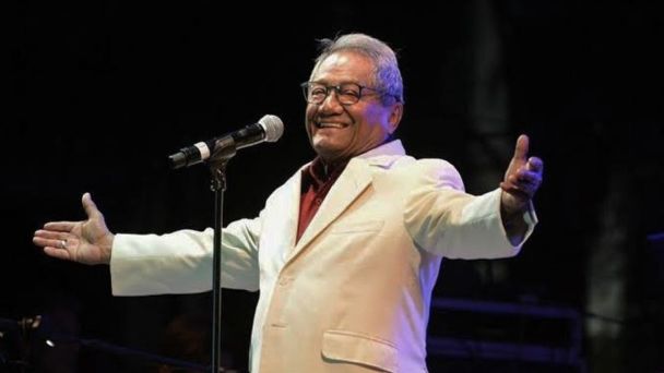 Por agotamiento físico intuban al maestro Armando Manzanero
