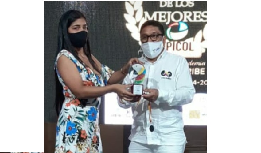 Emil De Hoyos fue condecorado por Opicol por su gestión como presidente del Colegio Nacional de Periodistas