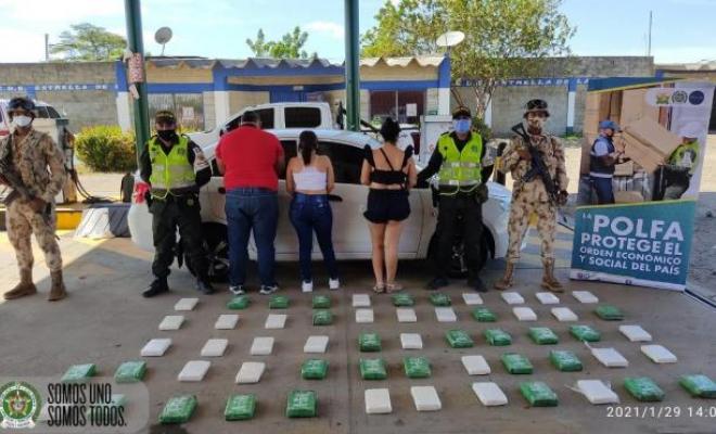 En El Ebanal, caen dos mujeres y un hombre con 57 kilos de cocaína