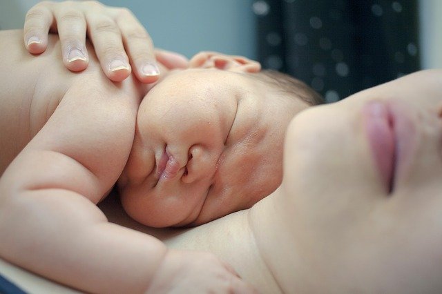 Médico vende a bebé porque sus padres no tenían para pagar el parto