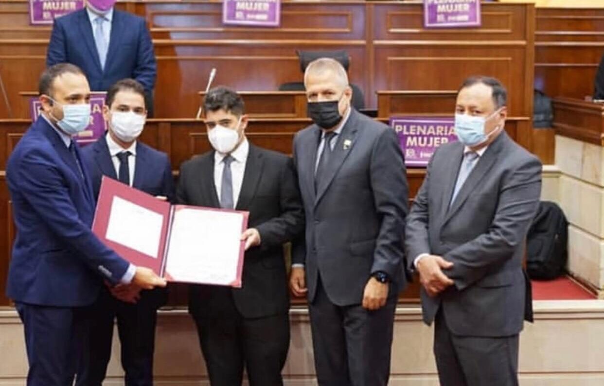 Otorgan a Jorge Oñate la Gran Cruz Extraordinaria en placa de oro, la mayor distinción del Congreso de la República