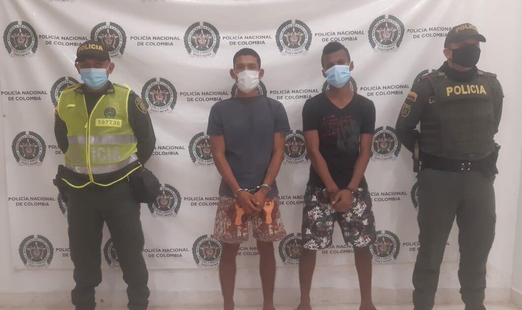 Policía Nacional capturó a dos sujetos por hurto de celular, en Riohacha