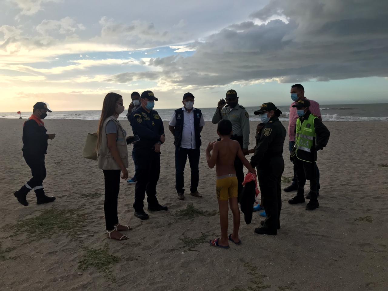 Autoridades detectan a menores de edad infringiendo la norma de no ingresar al mar en Riohacha