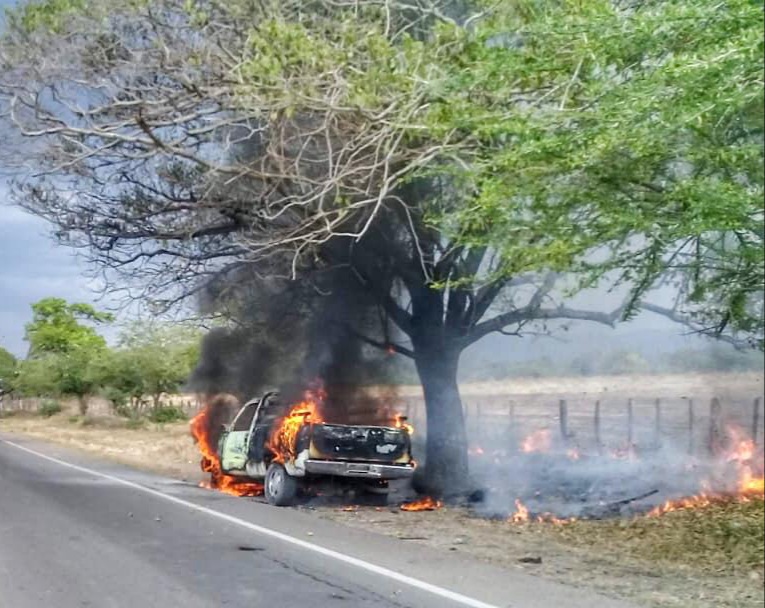 Camioneta se incendió en la vía nacional a la altura de Fonseca