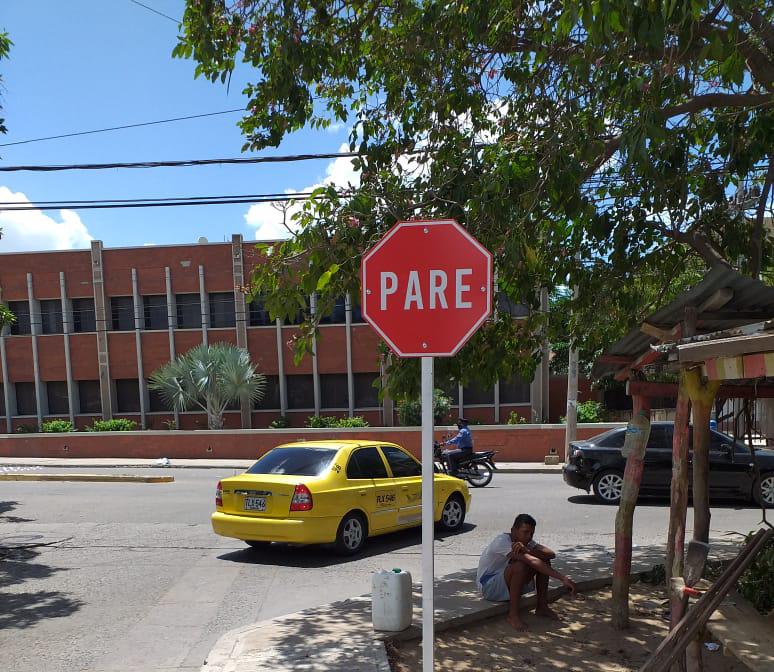 En Riohacha se instalan nuevas señales de tránsito para mejorar la movilidad y evitar accidentes