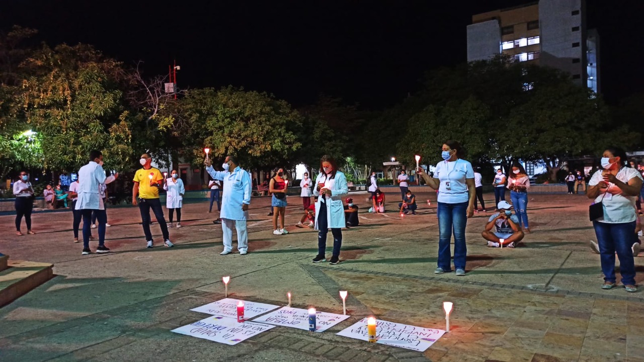 Personal de la salud realizó velatón en la Plaza Almirante Padilla de Riohacha