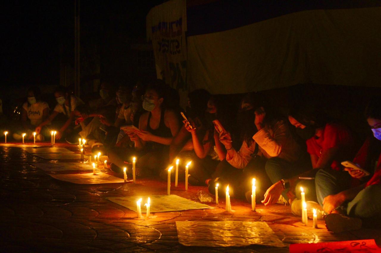 Velatón en Dibulla: protestas de jóvenes universitarios para rechazar políticas del Gobierno nacional