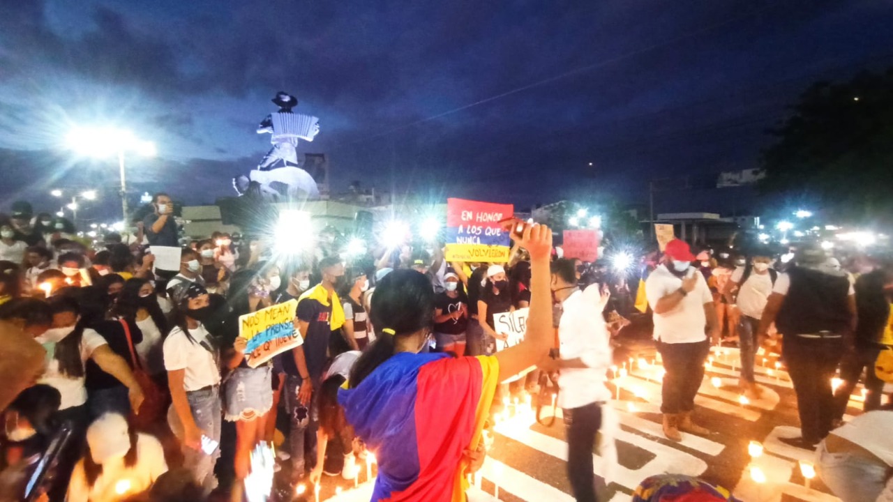 Protestas en Riohacha terminan con una velatón en el monumento Francisco El Hombre