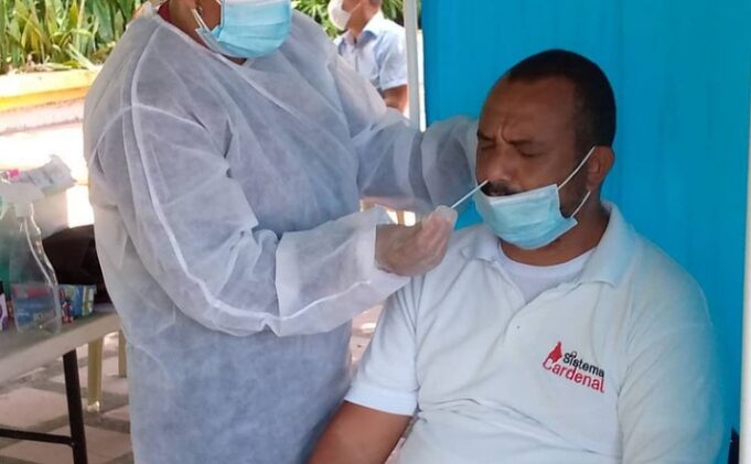 Periodista Didier Hernández denuncia que lleva más de 14 días esperando resultados de la prueba Covid