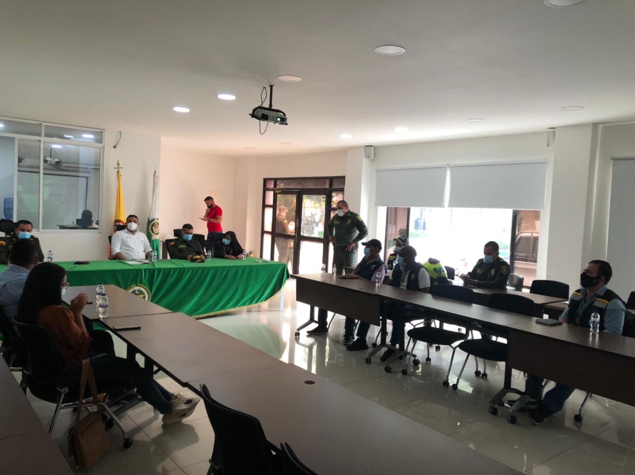 Autoridades se reúnen con manifestantes para que marchas sigan en paz, en Riohacha