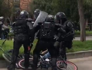 Retiran a 3 miembros del Esmad por agresión a dos periodistas y un joven en Bogotá