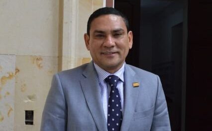 Senador Didier Lobo está hospitalizado con neumonía en una clínica de Bogotá