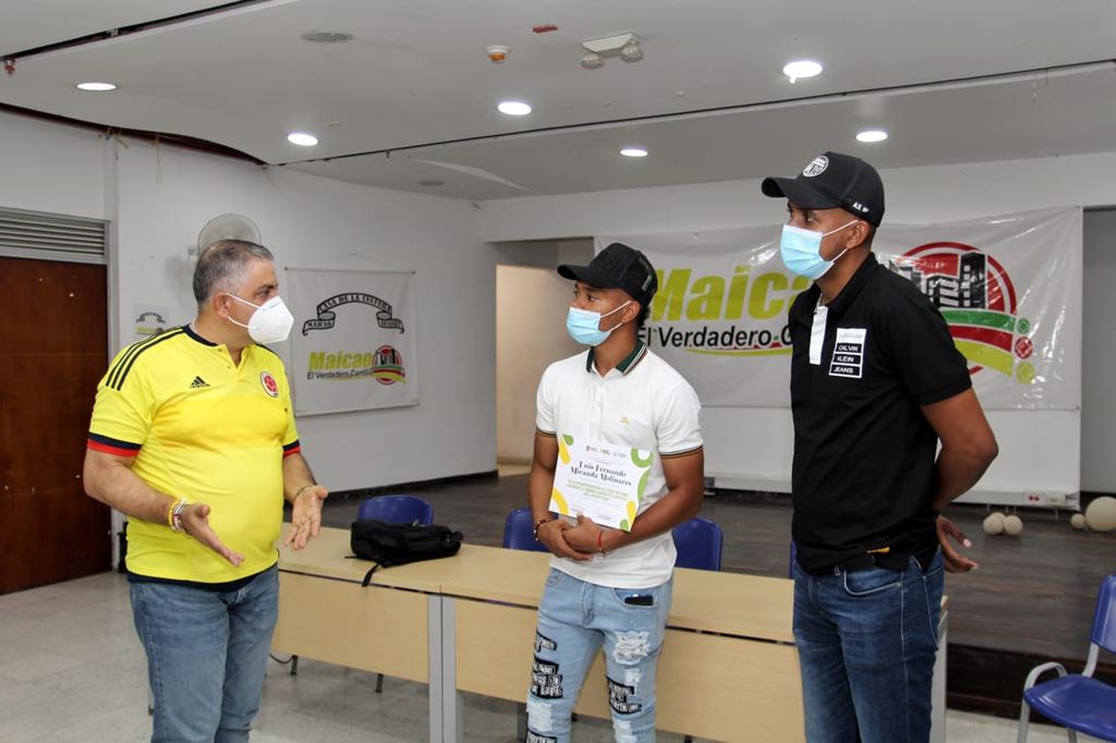 Alcalde Mohamad Dasuki entregó reconocimiento al futbolista Luis Miranda, campeón de la Liga BetPlay
