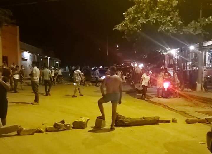 Habitantes de Cuestecita se toman la vía principal como protesta por falta del servicio de energía