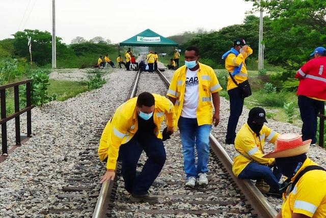 Extrabajadores de Cerrejón vuelven a bloquear la vía férrea, tras “incumplimiento” a sus peticiones por parte de la multinacional