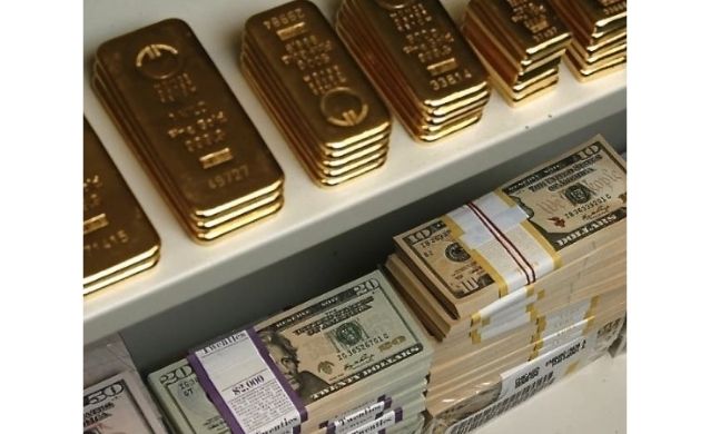 El bitcoin cae, un dólar débil y la Reserva Federal hacen que el oro se vea más atractivo
