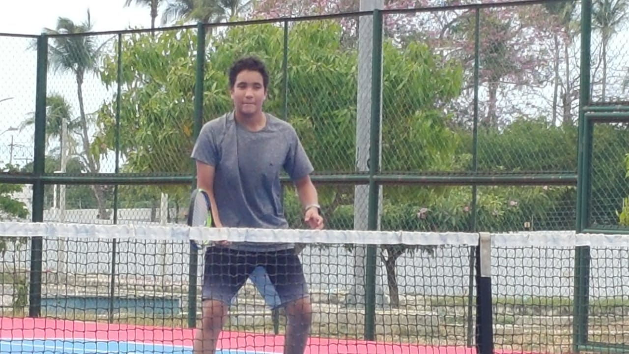 Joven riohachero obtuvo medalla de plata en juegos intercolegiados de tenis, disputados a nivel nacional