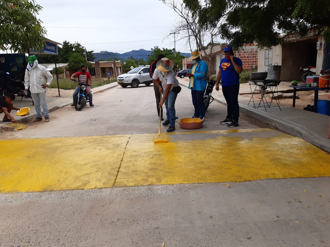 Concejales, ciclistas y periodistas lideran restauración de resaltos en vía de San Juan del Cesar