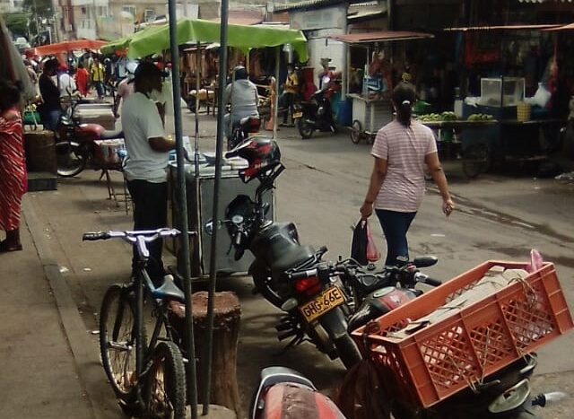 Piden intervención en la calle 13 de Riohacha invadida por vendedores ambulantes y vehículos