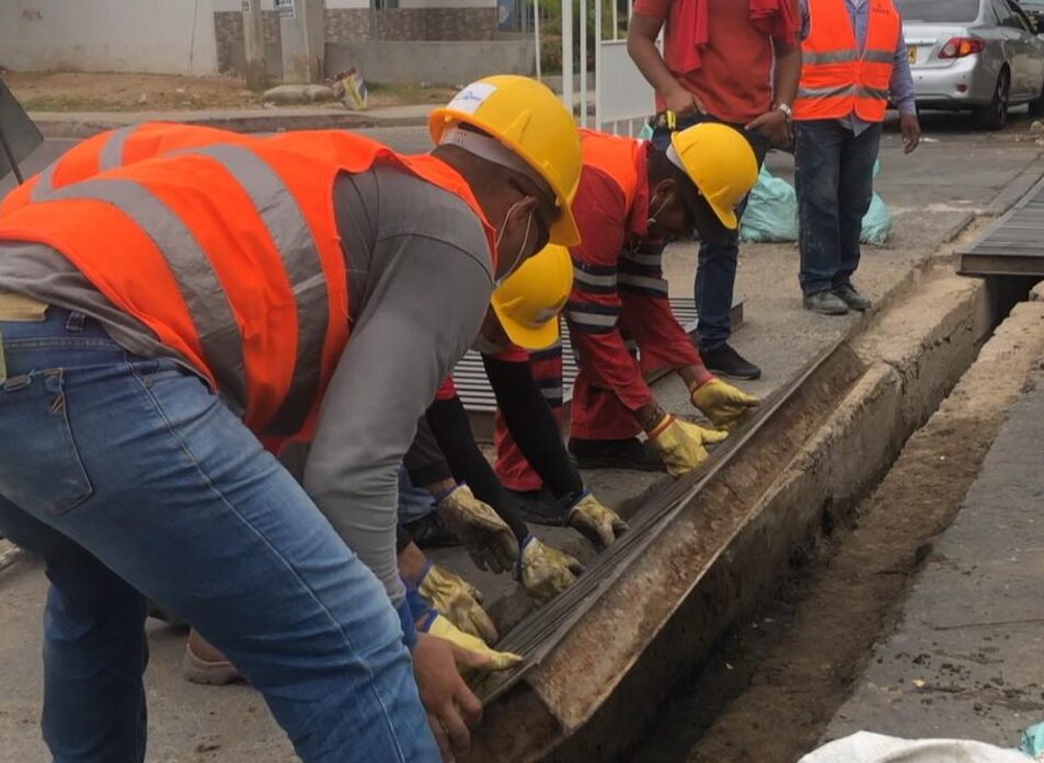 Con éxito avanza limpieza de rejillas y mantenimiento de canales pluviales en Riohacha