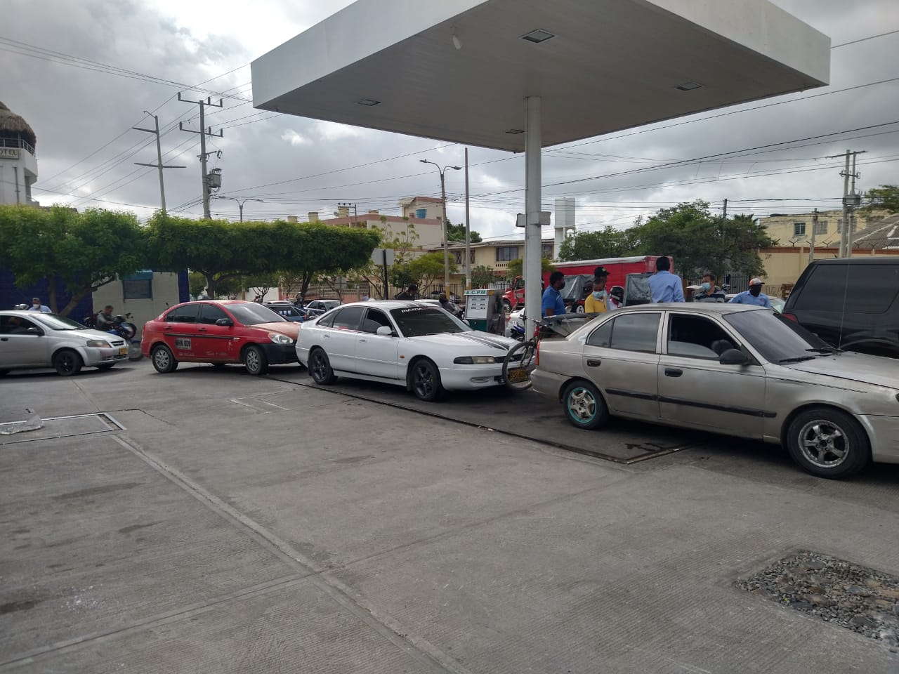 Largas filas de vehículos y motociclistas en las EDS de La Guajira, en busca de combustible subsidiado