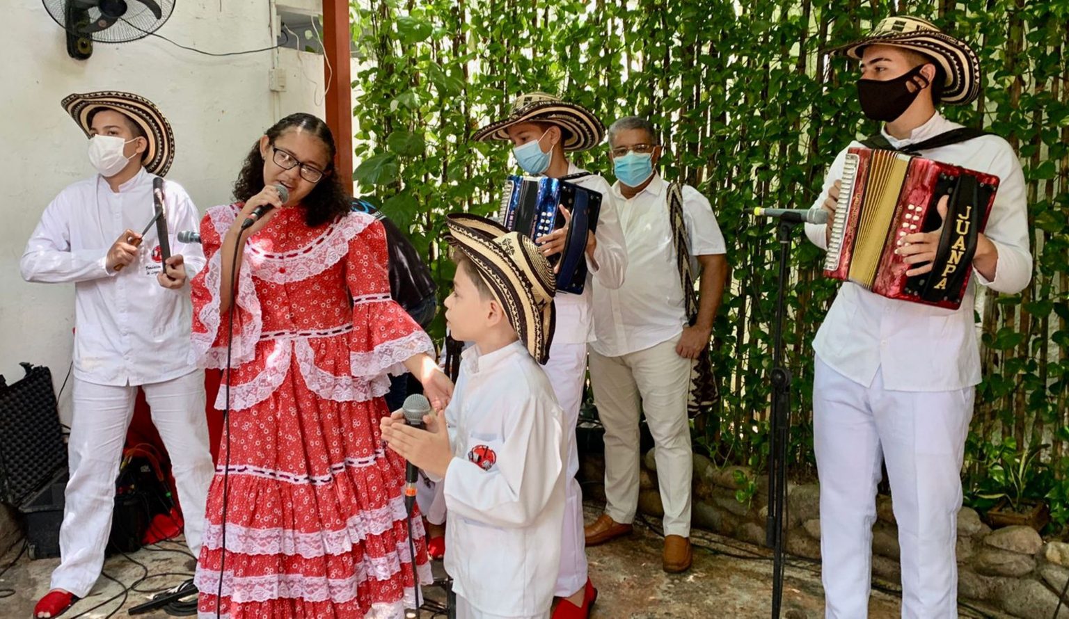 Donan 15 acordeones a la Escuela Rafael Escalona para ampliar enseñanza musical vallenata