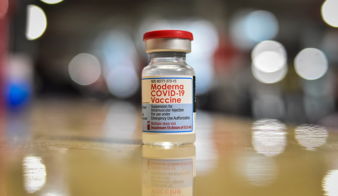 Vacunas de Moderna se distribuirán cuando lleguen certificados de calidad