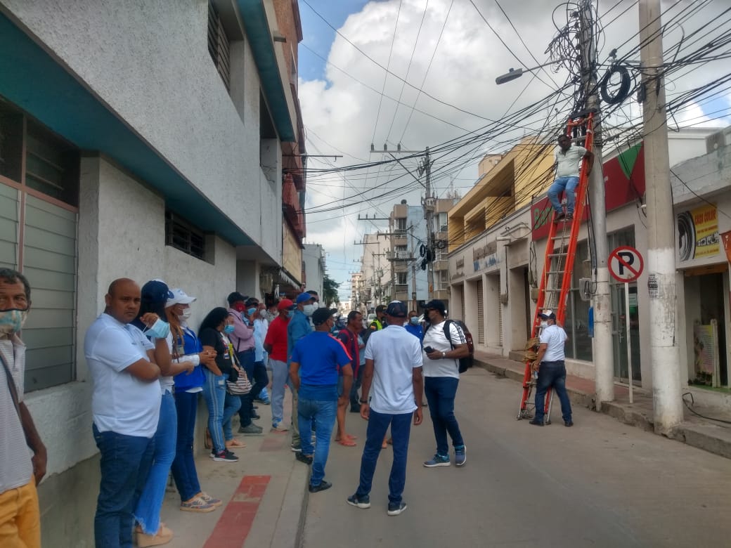 Subido a un poste, exconcejal Iler Acosta protesta contra la empresa Air-e