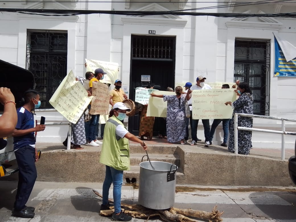 Conductores del transporte escolar se toman la Alcaldía de Riohacha, exigiendo pagos atrasados