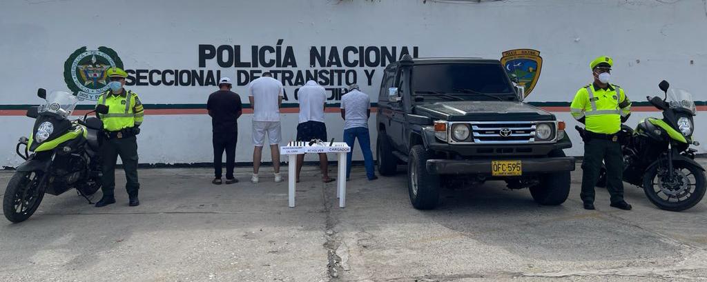 En Riohacha: capturados tres sujetos en un vehículo: tenían camuflados armas y municiones