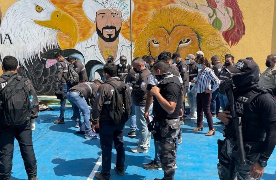 Ecuador declara estado de excepción por motín que deja 116 muertos en una cárcel