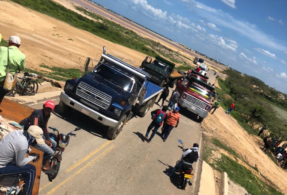 Transportadores de sal se toman la vía Uribia a Manaure: exigen trabajar en las salinas