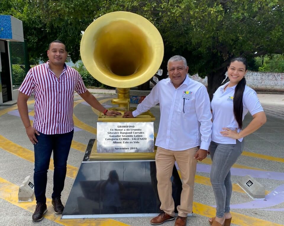 Instalaron en Urumita réplica del gramófono que ganó Silvestre Dangond en los Grammy Latino 2018