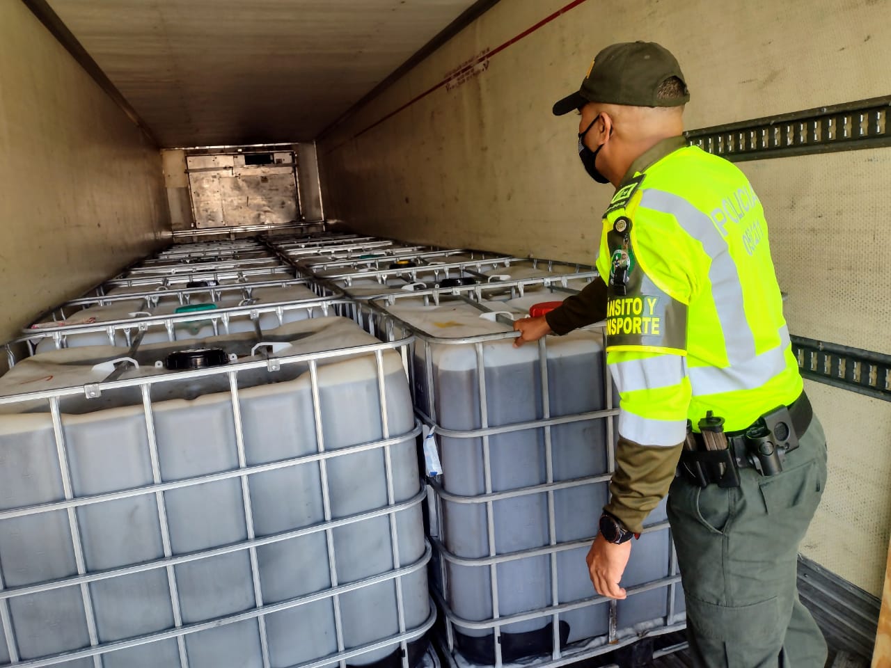 Policía incauta 12.000 litros de cocaína líquida en zona rural de Maicao
